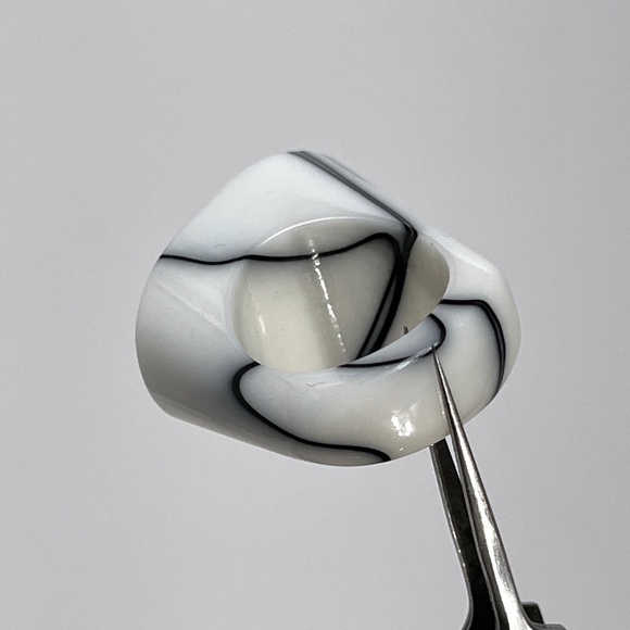 Vintage Lucite Ring Chunky White Black Marble Swirl Statement Unisex Acrylic J - Picture 14 of 15